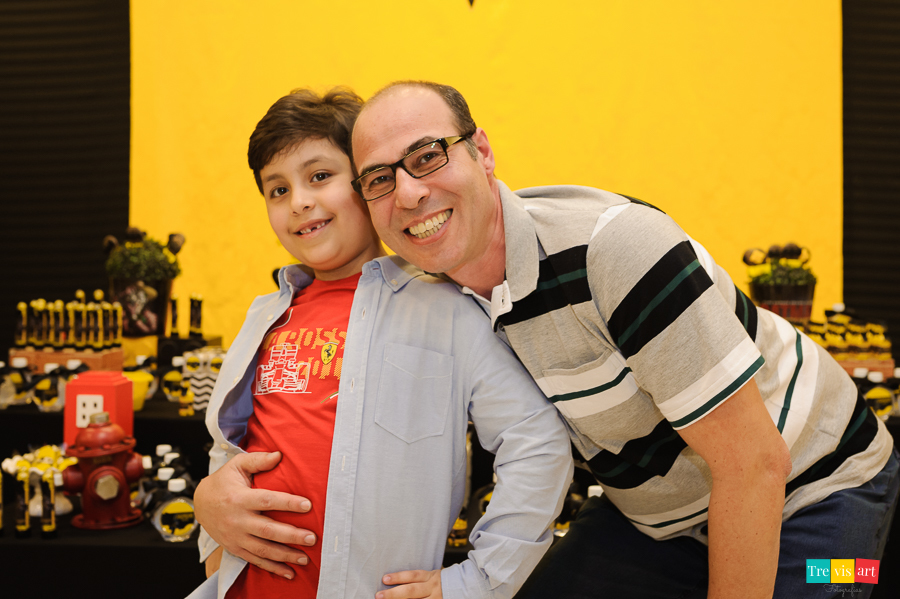 Foto aniversariante com o pai na decoração, festa infantil, tema Lego Batman. Buffet 4Kids Curitiba.