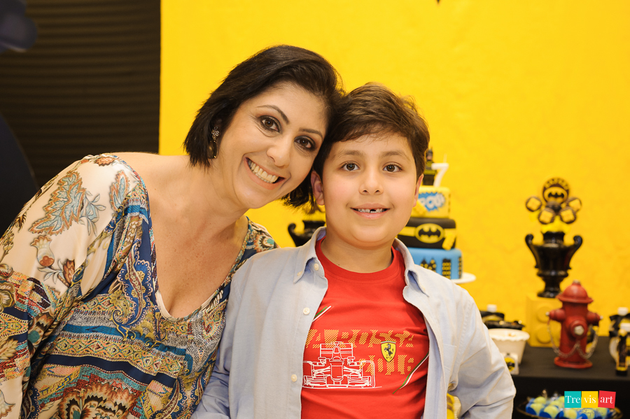 Foto aniversariante com a mãe na decoração, festa infantil, tema Lego Batman. Buffet 4Kids Curitiba.