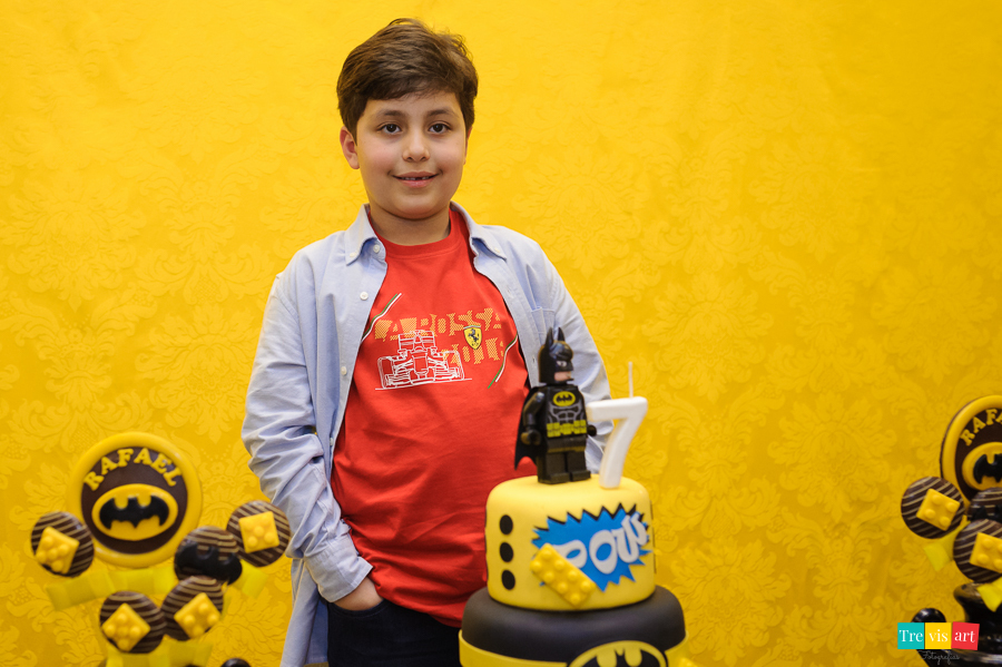 Foto aniversariante todo charmoso na mesa do bolo na sua festa de aniversario.