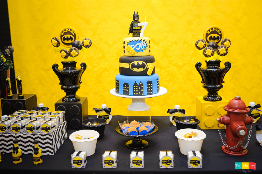 Foto bolo de aniversario, tema Lego Batman, Buffet 4Kids Curitiba.