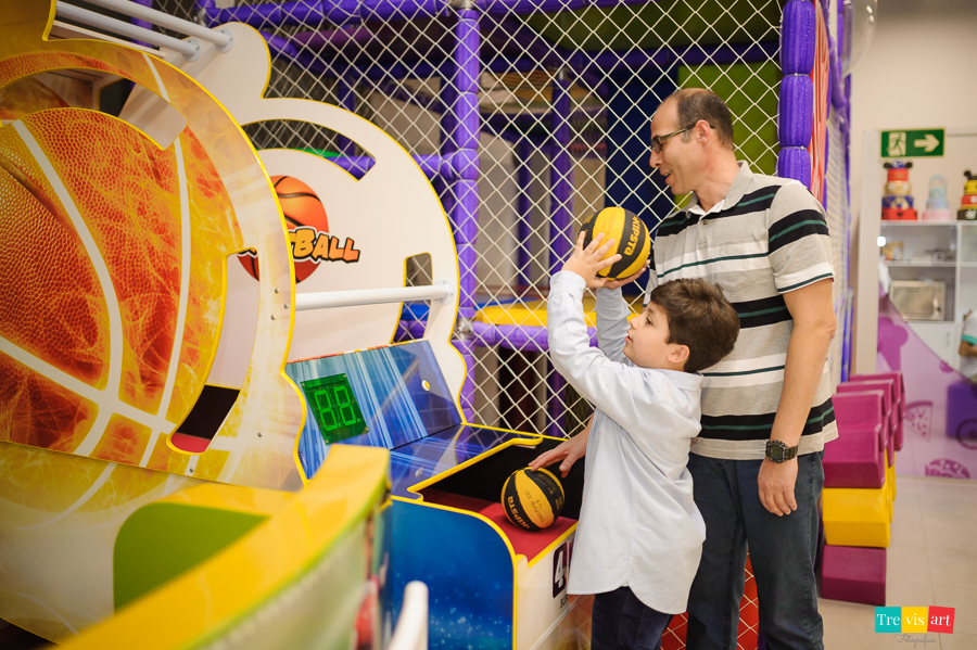 Foto aniversariante brincando com o pai nos brinquedos do buffet.