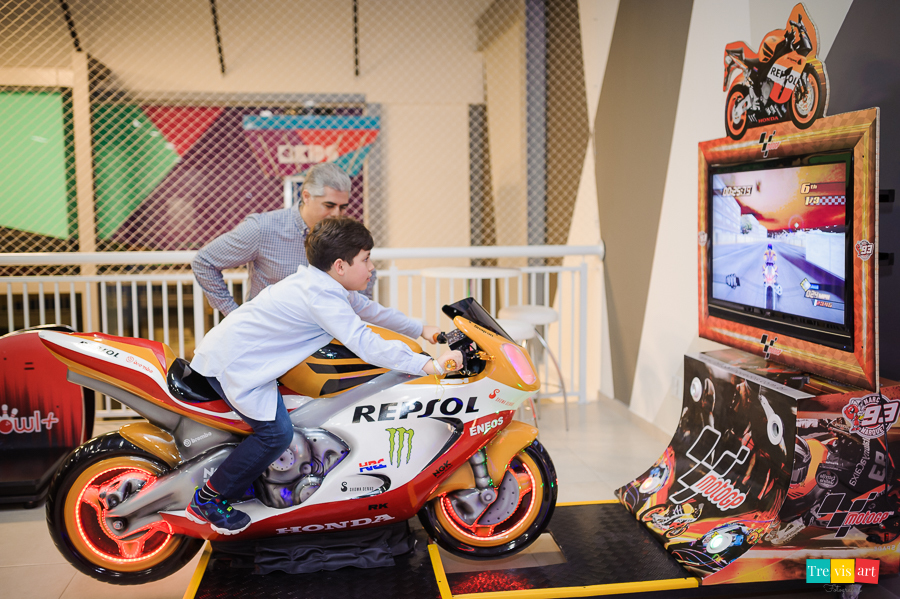 Foto aniversariante brincando com o padrinho nos brinquedos do buffet.