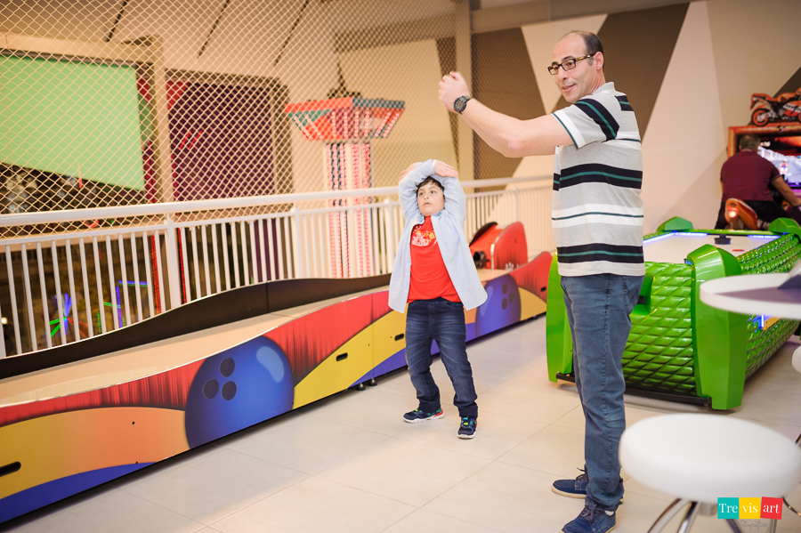 Foto aniversariante brincando com o pai nos brinquedos do buffet.