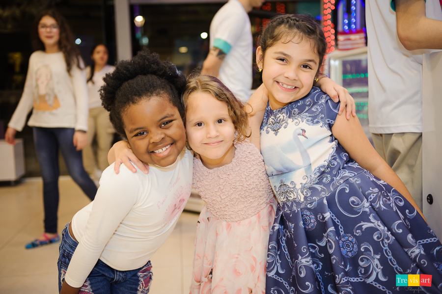 Foto amigas e convidadas. Festa infantil.