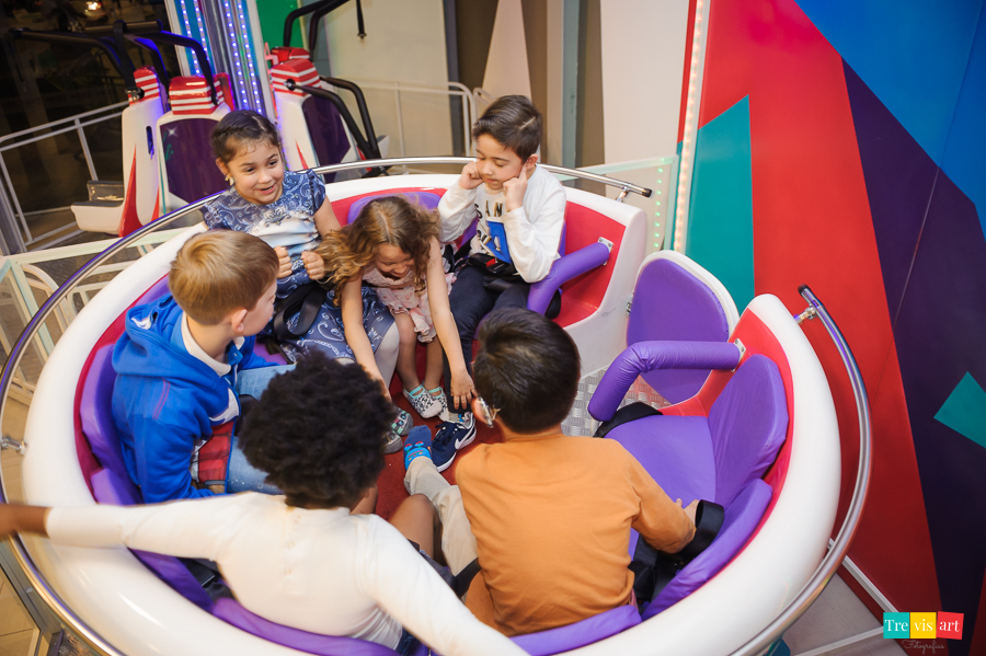 Foto crianças no brinquedo La Bamba. Buffet 4kids Curitiba.