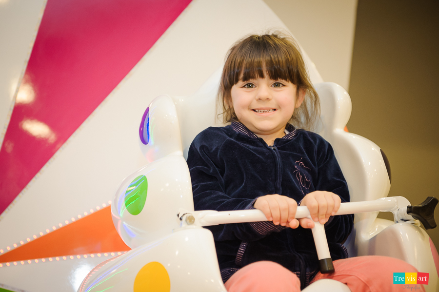 Foto menina brincando na MIni Roda na festa de aniversario infantil em Curitiba, Buffet 4kids.
