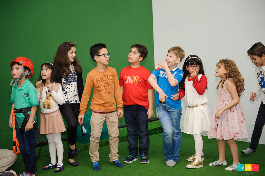 Foto crianças aguardando brincar na Tirolesa, festa de aniversario infantil.