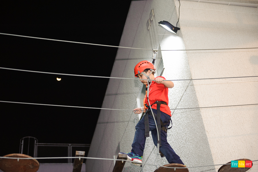 Foto aniversariante na Tirolesa, festa de aniversario infantil. Buffet 4kids