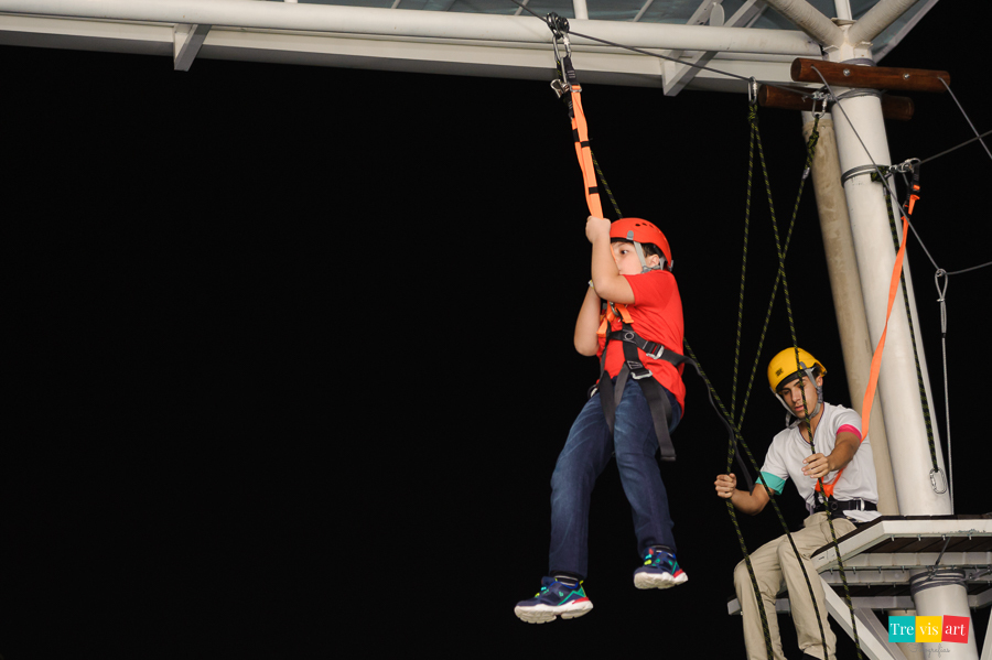 Foto aniversariante na Tirolesa, festa de aniversario infantil. Buffet 4kids