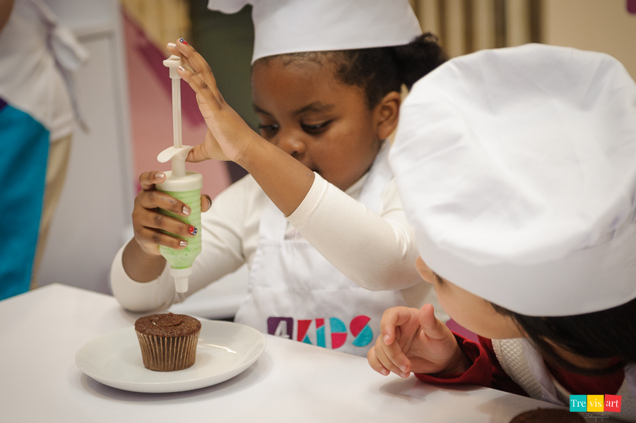 Foto de menina na confeitaria do buffet 4kids. Foto de festa de aniversario infantil