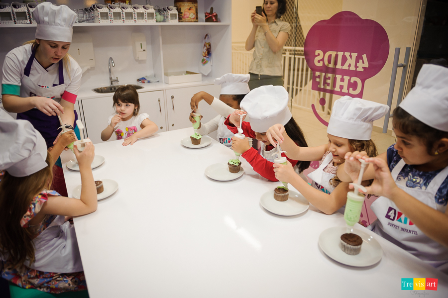 Foto de meninas na confeitaria do buffet 4kids. Foto de festa de aniversario infantil.