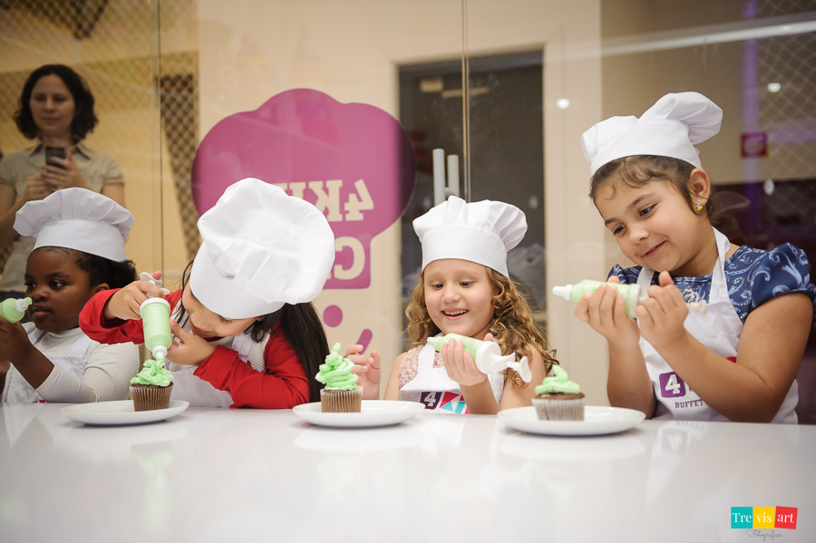 Foto de meninas na confeitaria do buffet 4kids. Foto de festa de aniversario infantil.
