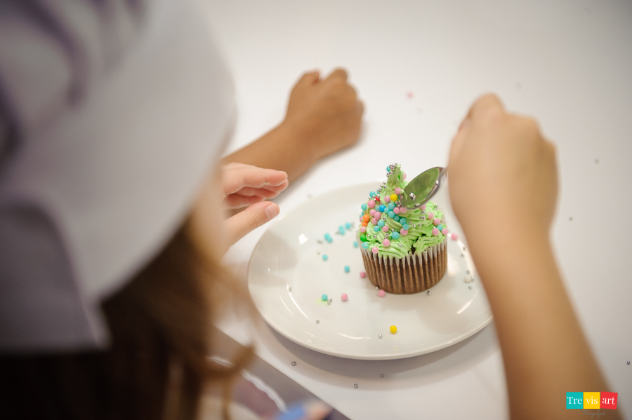 Foto de meninas na confeitaria do buffet 4kids. Foto de festa de aniversario infantil.