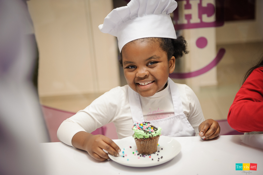 Foto de meninas na confeitaria do buffet 4kids. Foto de festa de aniversario infantil.