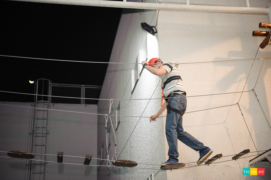 Foto adultos na Tirolesa. Buffet 4kids.