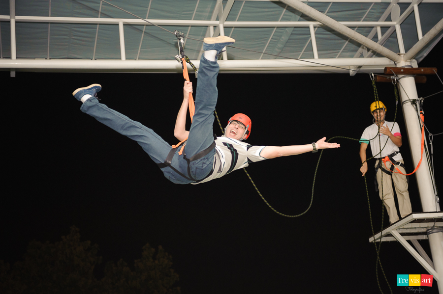 Foto adultos na Tirolesa. Buffet 4kids.