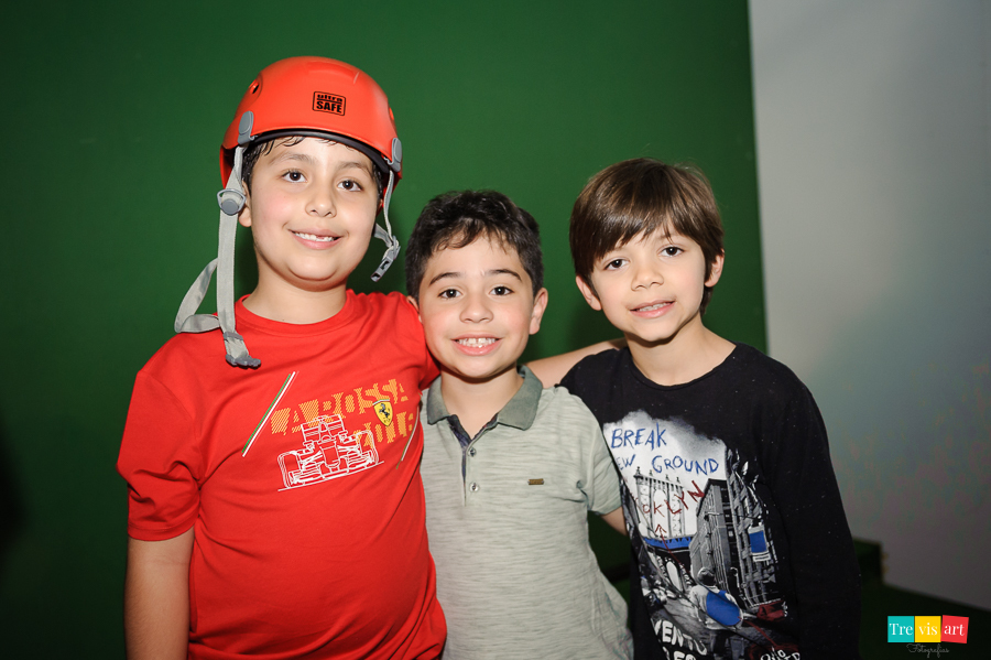 Foto aniversariante com amigos na sua festa de aniversario infantil.