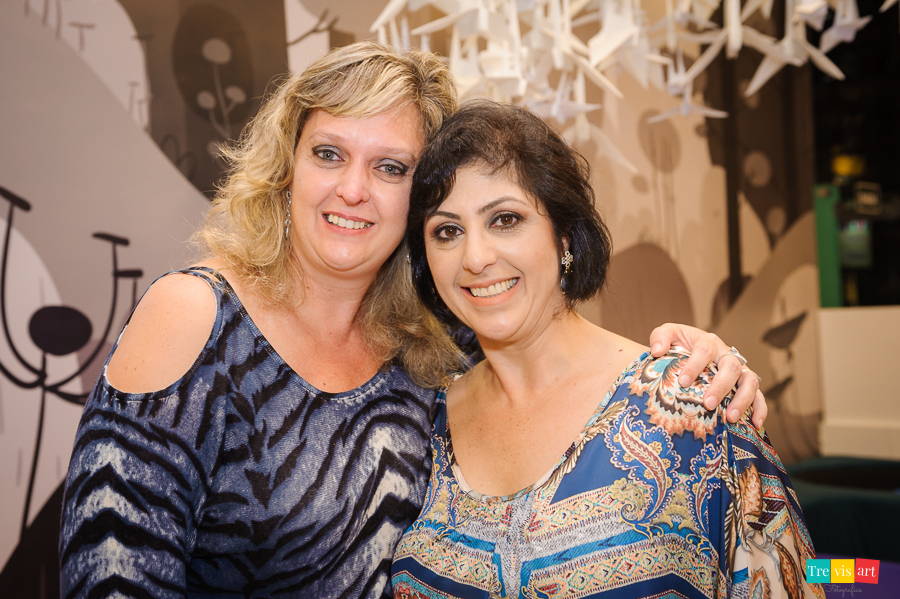 Foto mãe com convidada na festa de aniversario infantil