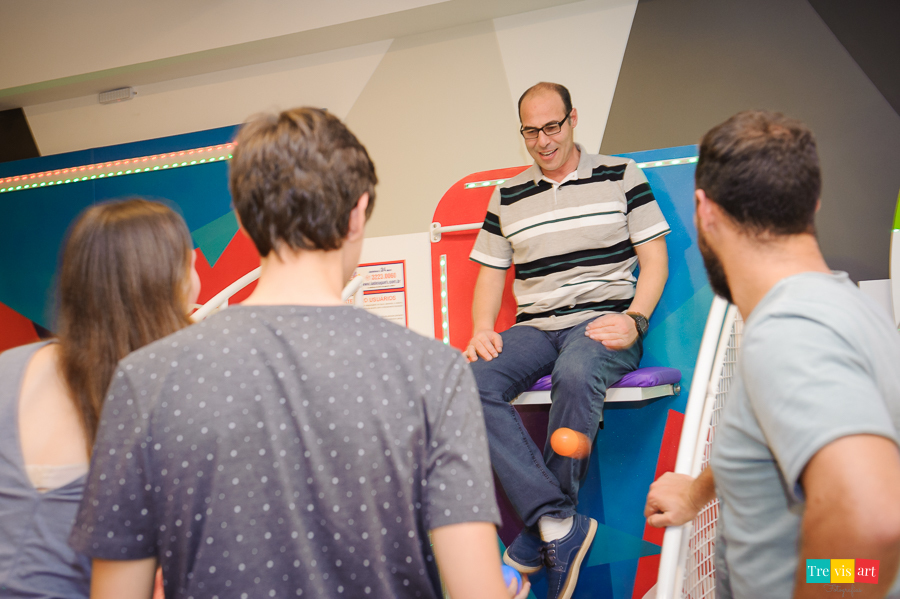 Foto do pai do aniversariante brincando no tombo legal. Buffet 4 kids.