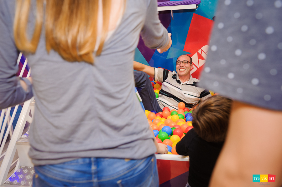 Foto do pai do aniversariante brincando no tombo legal. Buffet 4 kids.