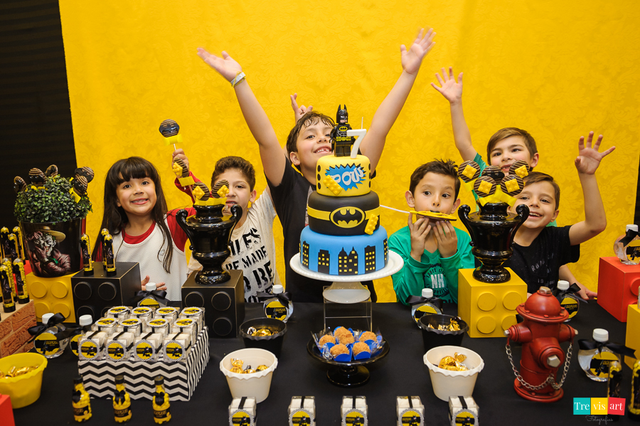 Foto hora do Parabéns. Festa de aniversario tema Lego Batman.