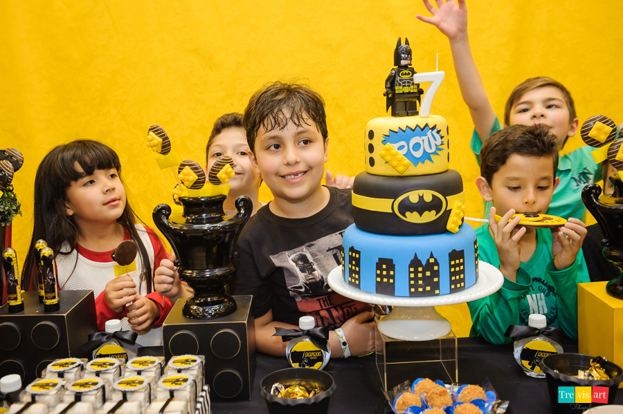Foto hora do Parabéns. Festa de aniversario tema Lego Batman.