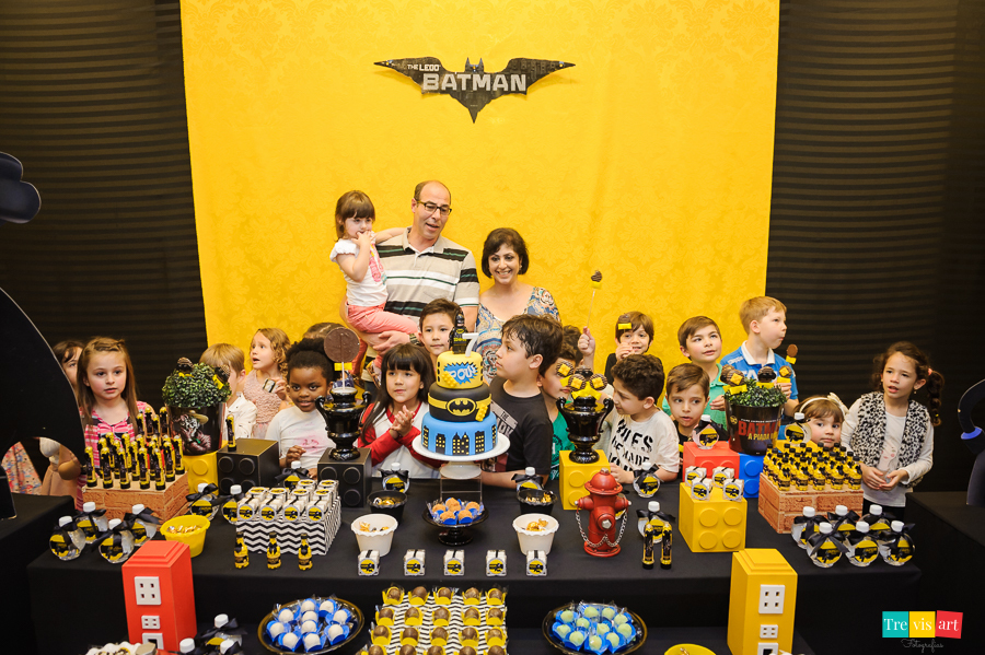 Foto hora do Parabéns. Festa de aniversario tema Lego Batman.