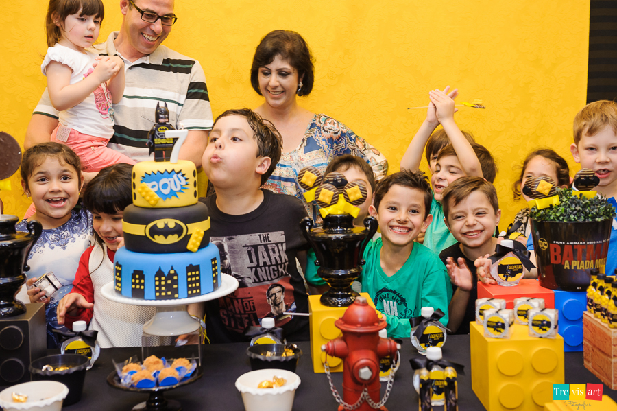 Foto hora do Parabéns. Assoprando a vela. Festa de aniversario tema Lego Batman.