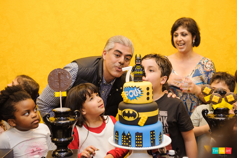 Foto hora do Parabéns. Aniversariantes assoprando a vela. Festa de aniversario tema Lego Batman.