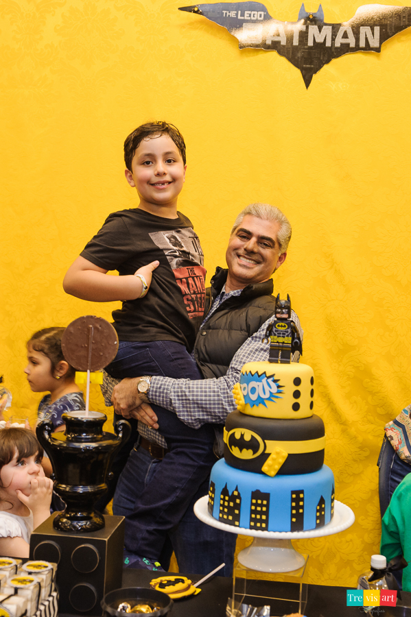 Foto aniversariante e padrinho na mesa do bolo. Tema Lego Batman.