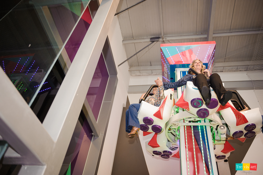 Foto adultos brincando na Torre Giratória. Buffet 4kids.