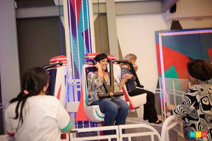 Foto adultos brincando na Torre Giratória. Buffet 4kids.