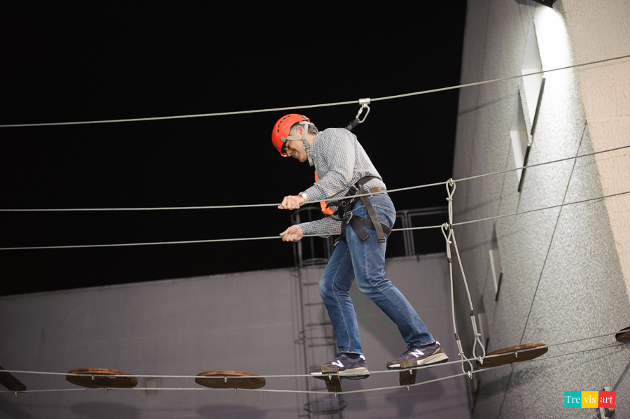 Foto adultos na Tirolesa. Buffet 4kids.