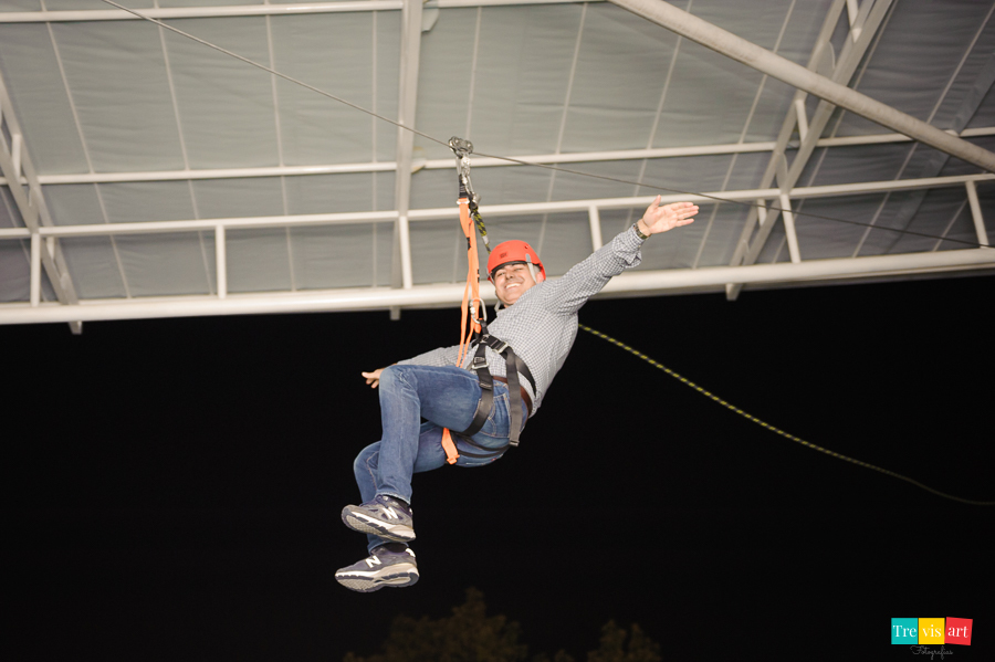 Foto adultos na Tirolesa. Buffet 4kids.