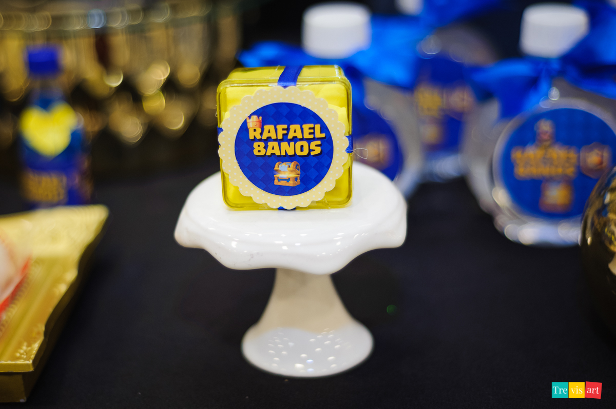 Foto de detalhes da decoração festa infantil Clash Royale, buffet 4kids Curitiba.