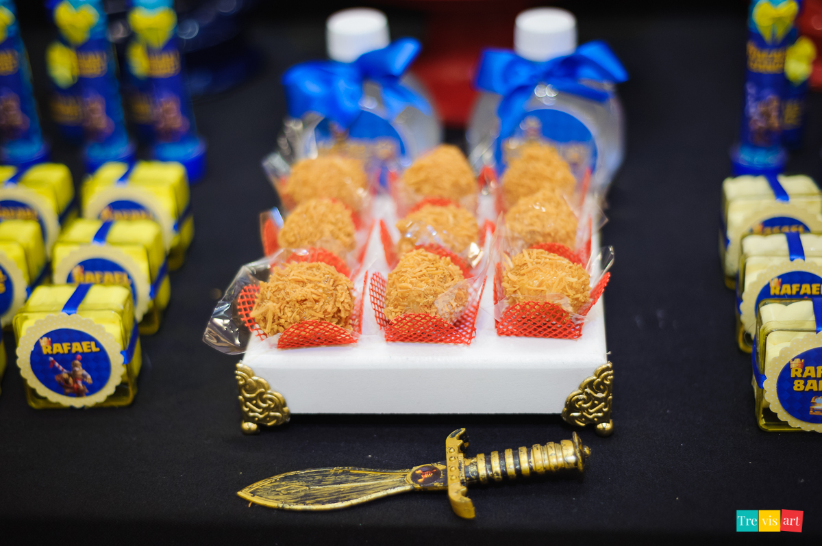 Foto de detalhes da decoração festa infantil Clash Royale, buffet 4kids Curitiba.