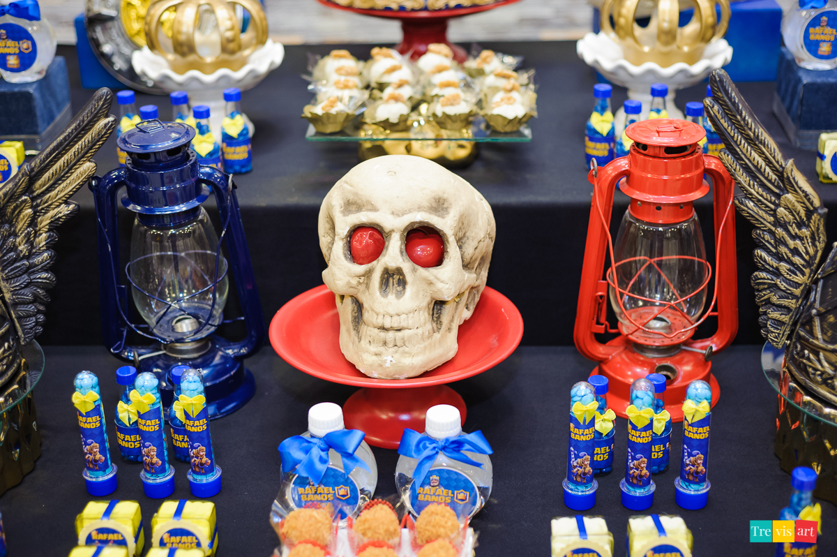 Foto de detalhes da decoração festa infantil Clash Royale, buffet 4kids Curitiba.