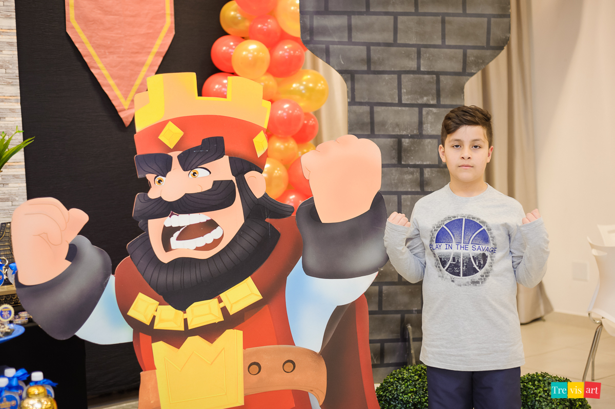 Foto aniversariante na decoração da sua festa de aniversario, tema Cash Royale, no Buffet 4kids em Curitiba.