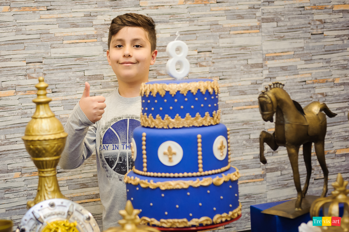 Foto aniversariante na mesa do bolo, festa de aniversario infantil
