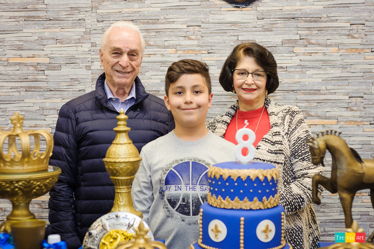 Foto aniversariante com seus avós na mesa do bolo, festa de aniversario infantil.