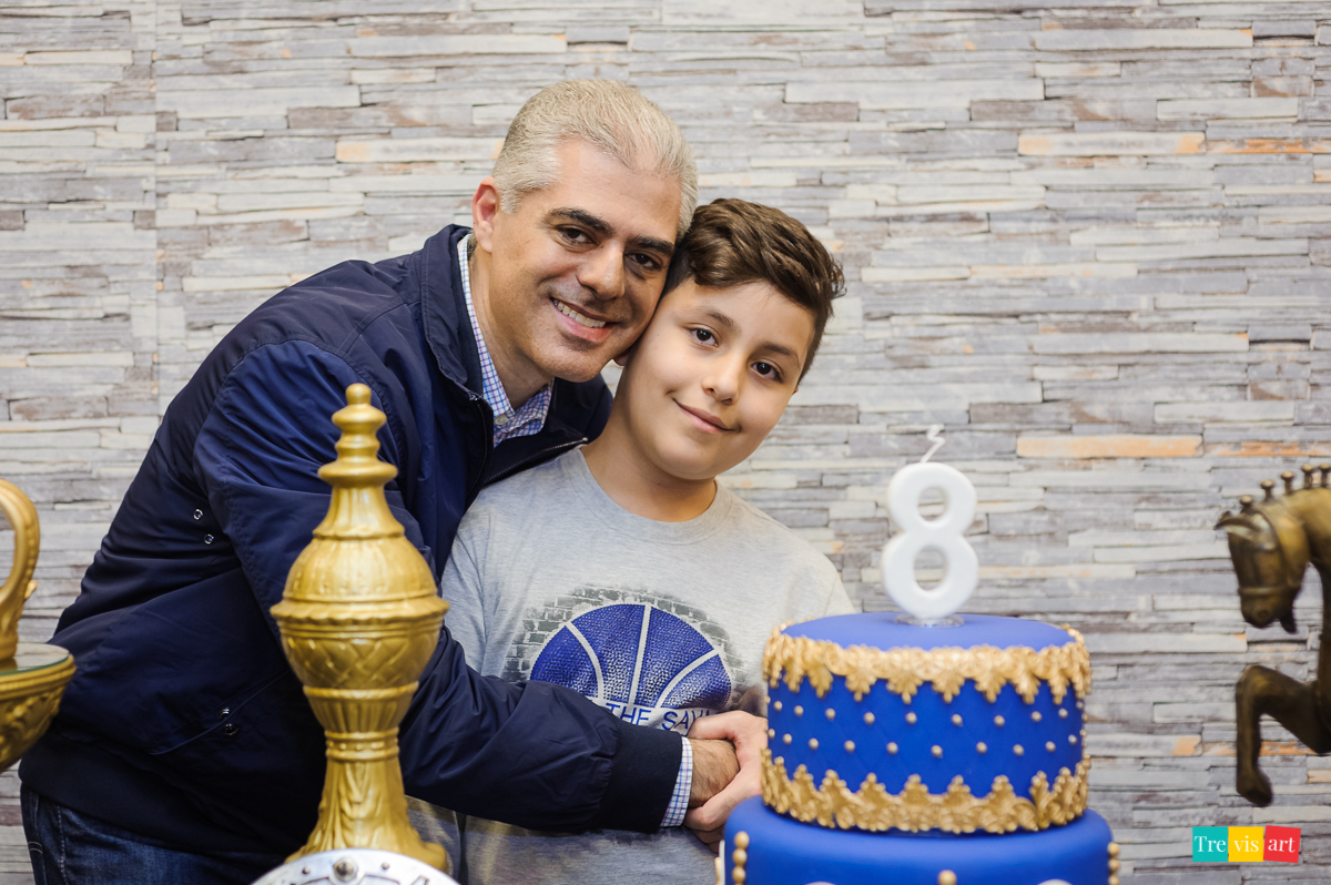 Foto aniversariante com seu padrinho na mesa do bolo, festa de aniversario infantil.