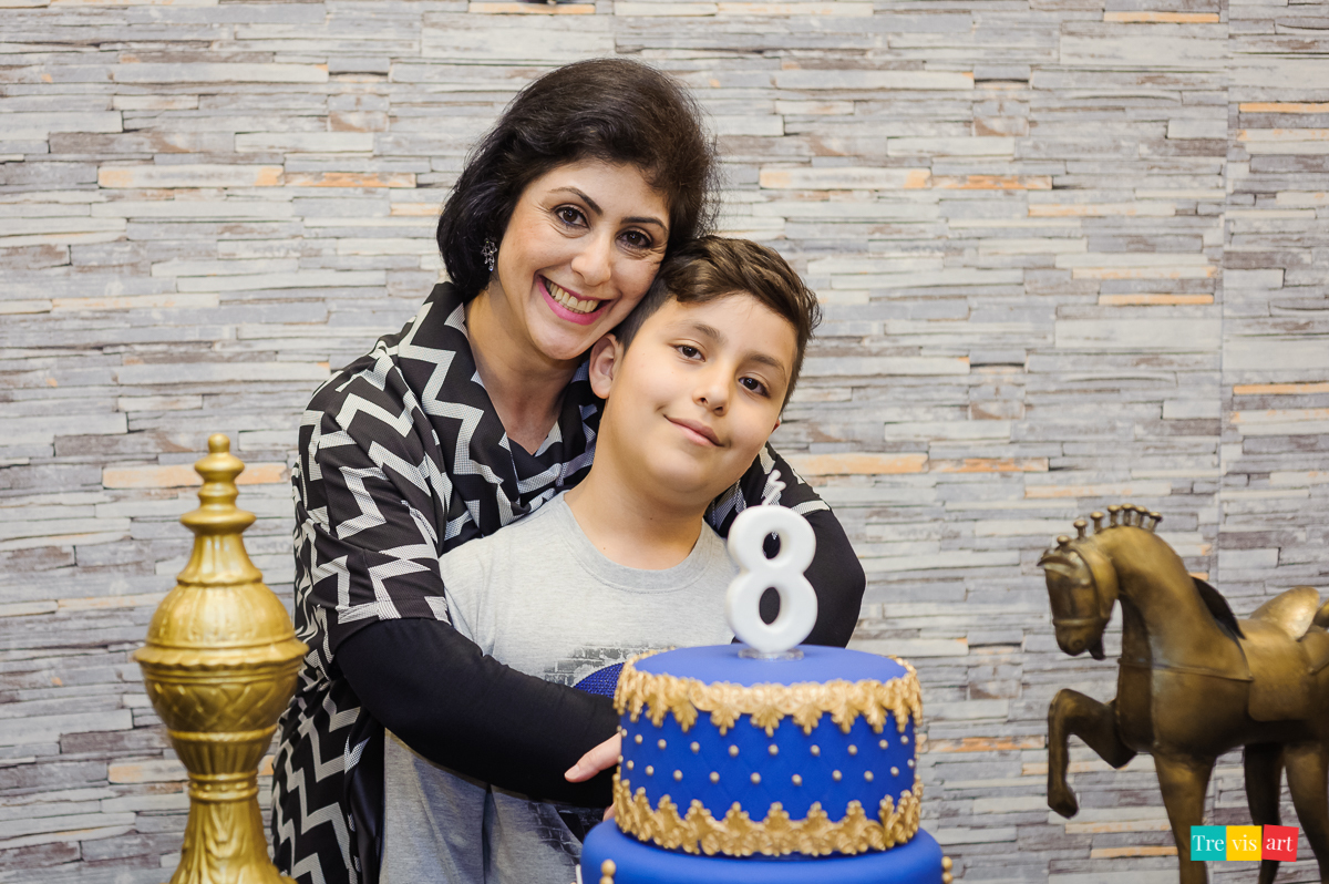 Foto aniversariante com sua mãe na mesa do bolo, festa de aniversario infantil.