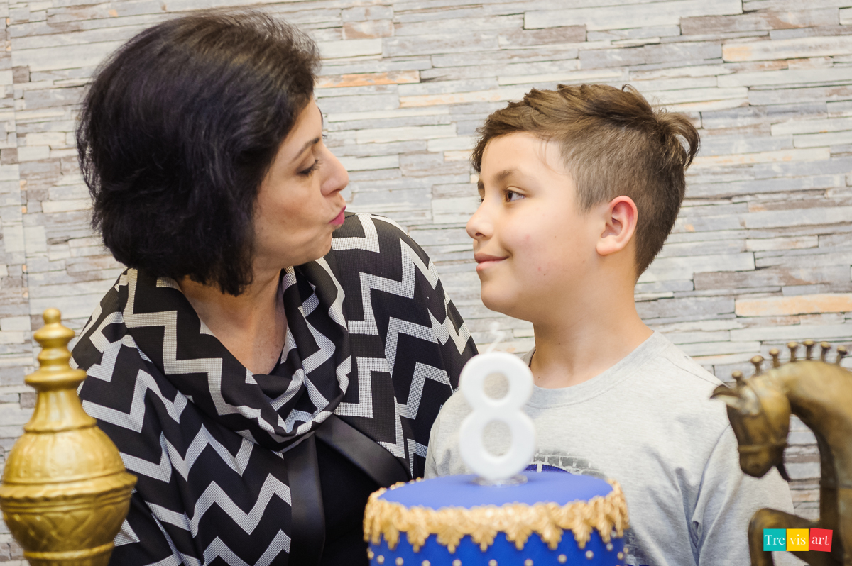 Foto aniversariante com sua mãena mesa do bolo, festa de aniversario infantil.