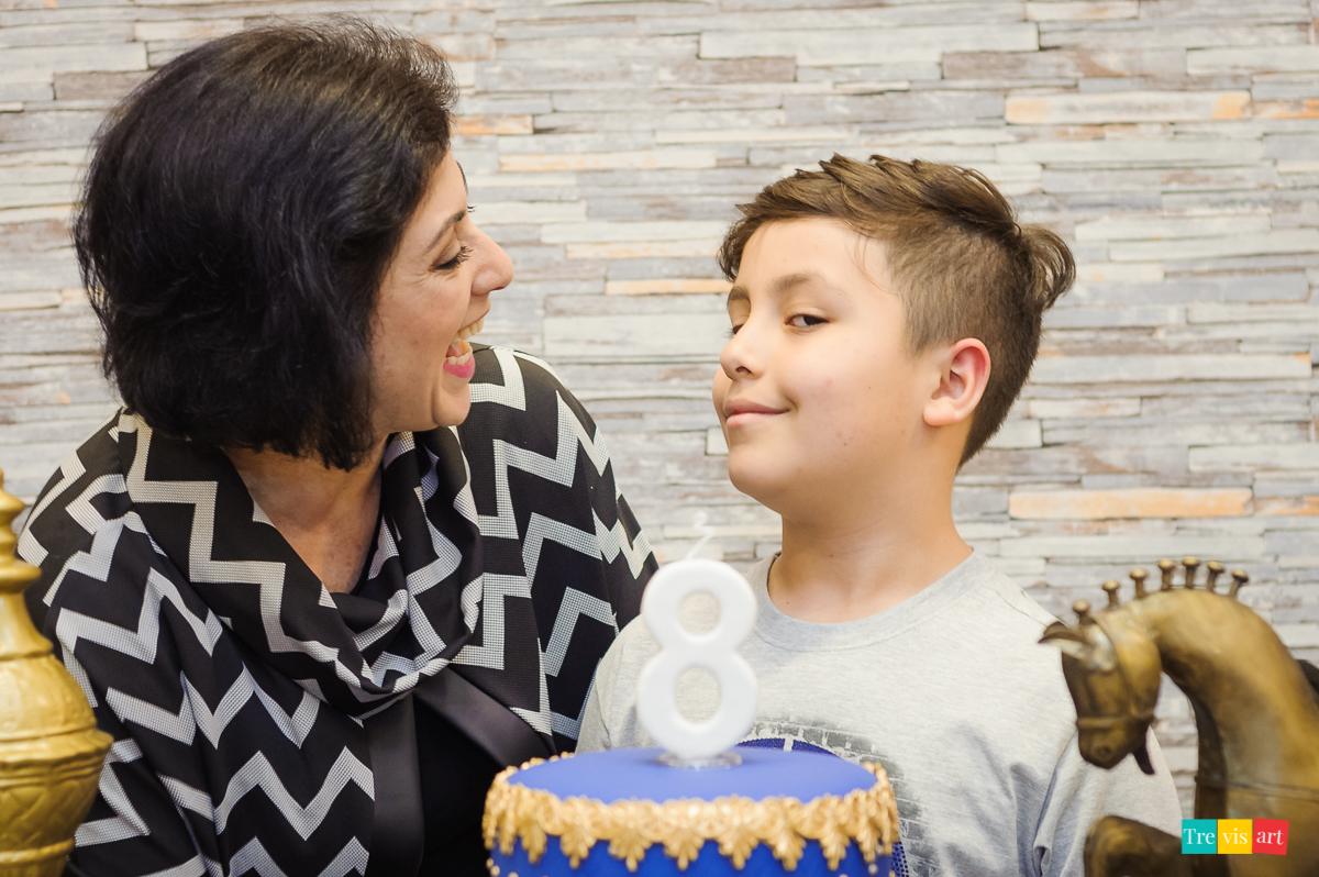 Foto aniversariante com sua mãe na mesa do bolo, festa de aniversario infantil.