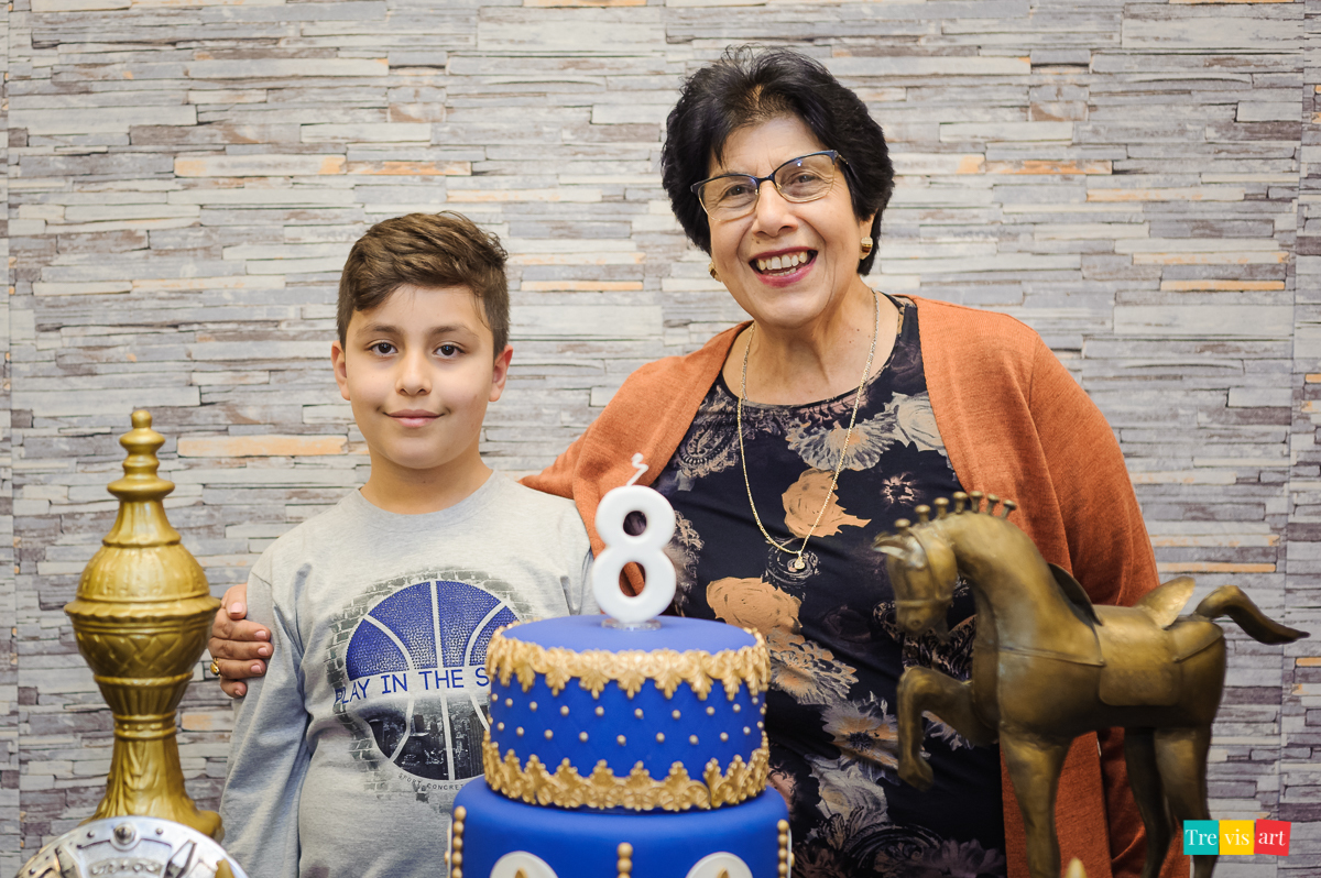 Foto aniversariante com sua avó na mesa do bolo, festa de aniversario infantil.