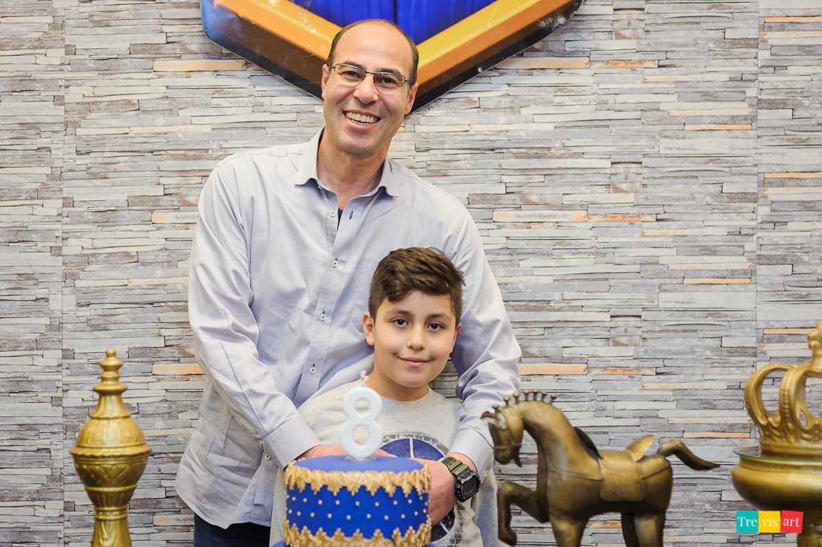 Foto aniversariante com seu pai na mesa do bolo, festa de aniversario infantil.