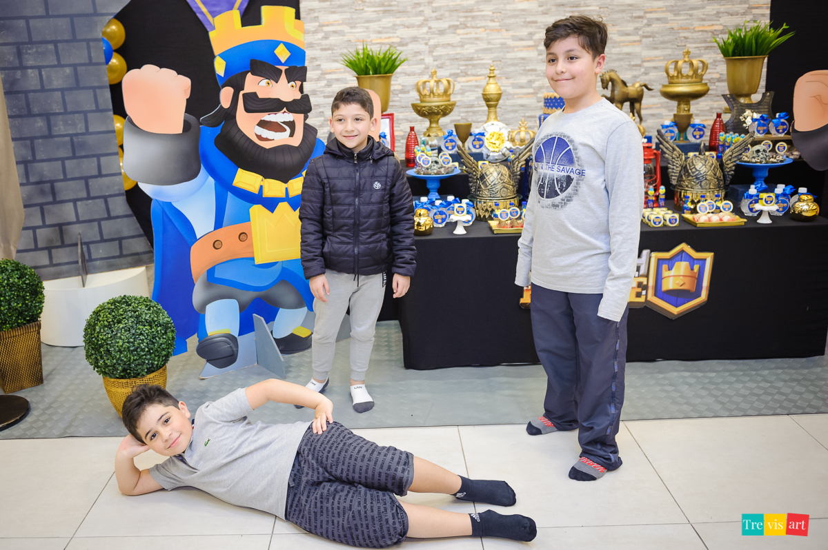 Foto aniversariante com seus amigos na mesa do bolo, festa de aniversario infantil.