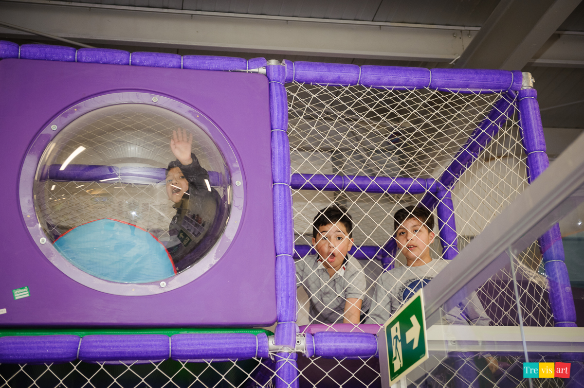 Foto aniversariante no brinquedão do buffet de festa infantil.