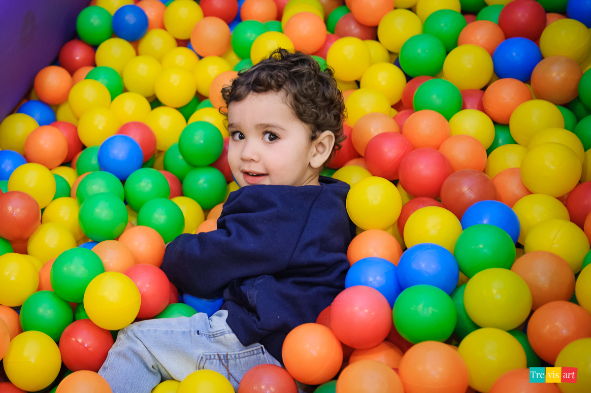 Foto convidado, criança brincando no Tombo Legal, buffet 4kids Curitiba.