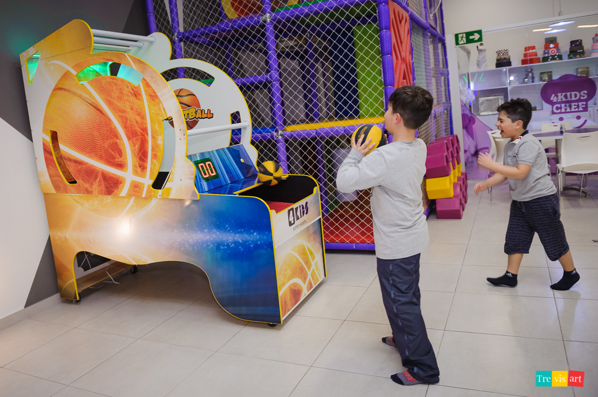 Foto aniversariante brincando com amigos na sua festa de aniversario.